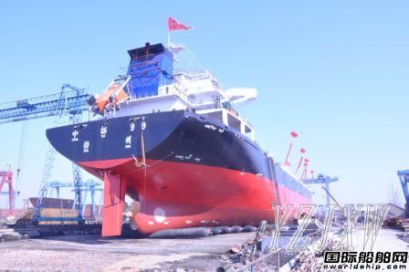 儀征市康平船廠5.1萬(wàn)噸級(jí)新船下水