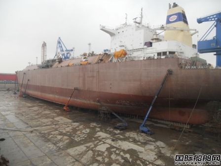 滬東中華LNG6號船二次入塢定位落墩