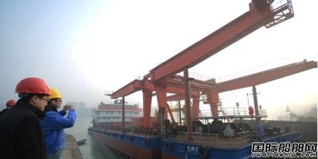 益陽中海船舶“長貍8”號拋石船下水