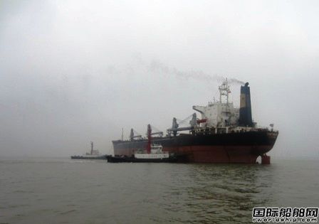 “永順”輪靠泊靖江市長榮拆船廠