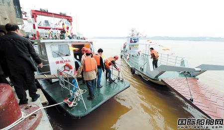 長沙船舶廠造“不沉船”首航成功