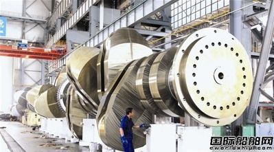 大連重工首支特大對接型船用曲軸下線 