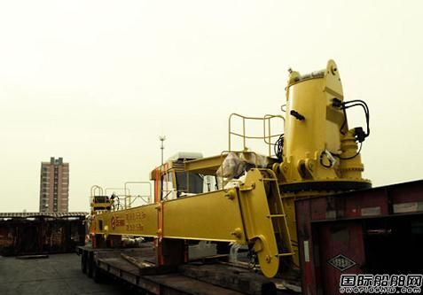 南通潤邦重工為油井生產船交付起重機