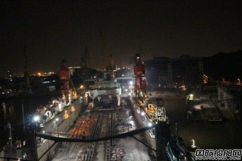中國(guó)自研雙體船在黃埔船廠深夜下水