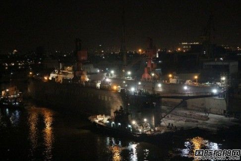 中國自研雙體船在黃埔船廠深夜下水