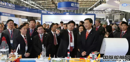 孫波陳民俊陪同貴賓參觀中船重工展臺(tái)