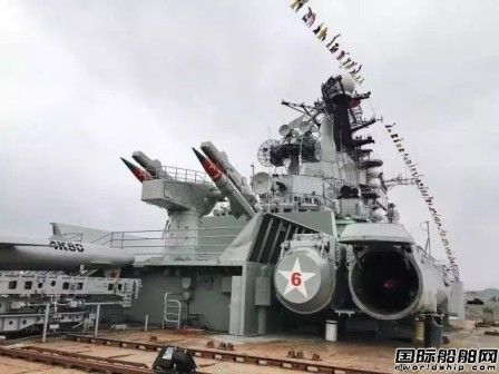“明思克”號航母安全抵達南通