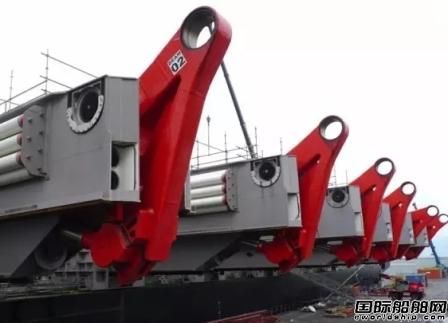 全球最大海工船完成首份平臺拆除工作