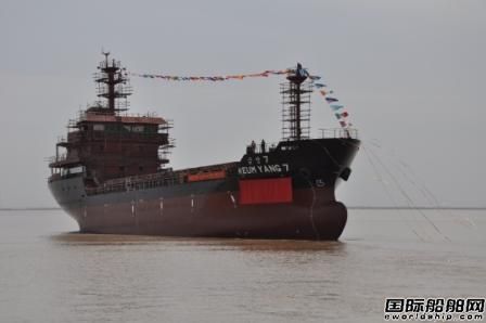宏強(qiáng)重工HQ170/3500噸鋼制運(yùn)輸船下水命名