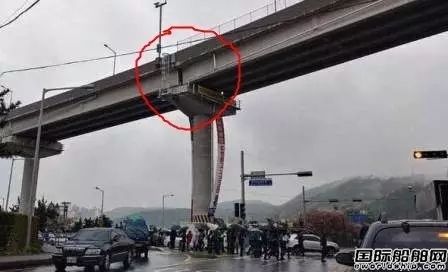 靜坐示威！韓國船廠工人爬高架橋