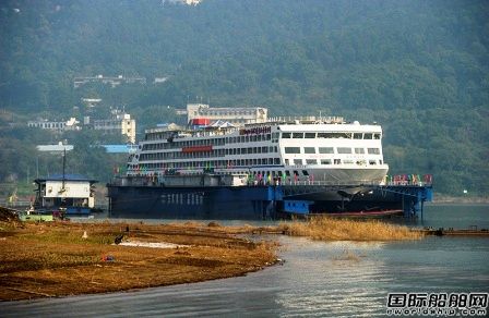 重慶東風(fēng)船舶6000噸浮船塢正式營運(yùn)