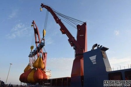 滬東中華13000噸首制船克令吊900噸聯(lián)吊試驗成功