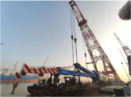 招商工業(yè)CMHI-163-2項(xiàng)目完成2200T重吊吊裝