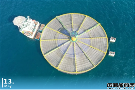 壯觀!3艘船聯(lián)手完成中國(guó)首座單柱式深海漁場(chǎng)浮卸安裝