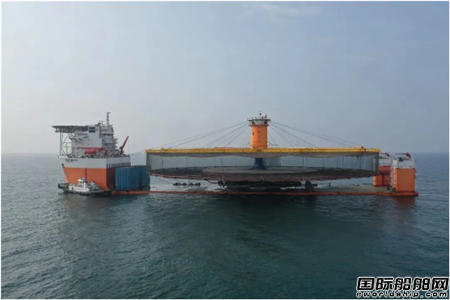 壯觀!3艘船聯(lián)手完成中國(guó)首座單柱式深海漁場(chǎng)浮卸安裝