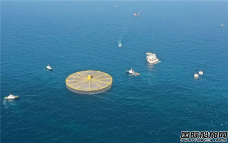 壯觀!3艘船聯(lián)手完成中國(guó)首座單柱式深海漁場(chǎng)浮卸安裝