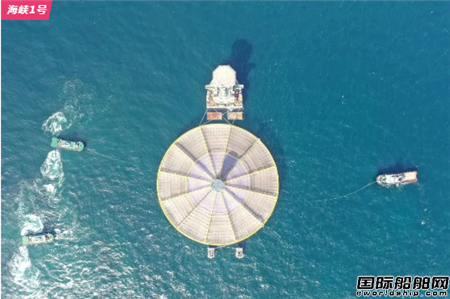 壯觀!3艘船聯(lián)手完成中國(guó)首座單柱式深海漁場(chǎng)浮卸安裝