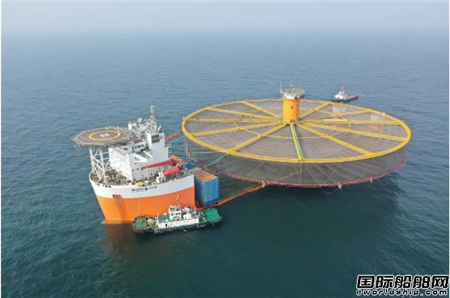 壯觀!3艘船聯(lián)手完成中國(guó)首座單柱式深海漁場(chǎng)浮卸安裝