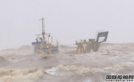 越南南海違法造島一艘挖泥船遭遇臺風擱淺沉沒