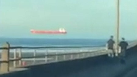 詭異!一艘大型油輪漂浮在水面上像在天上飛