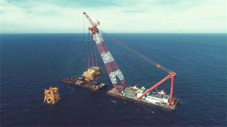 “新振浮7”輪完成揭陽海上升壓站上部組塊吊裝任務