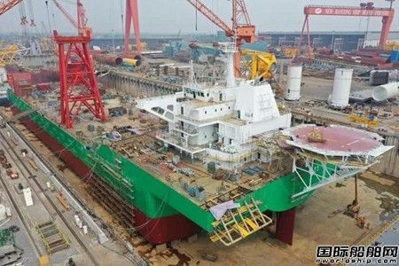 新韓通一艘海上風電用途2400噸全回轉起重船出塢