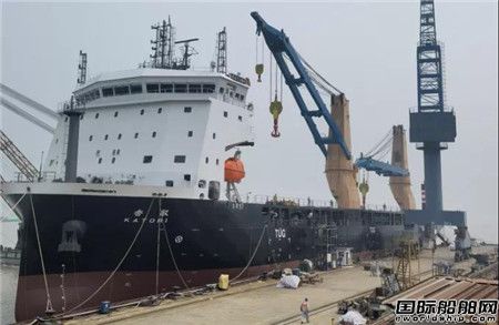 金陵船廠首制12470噸單艙多用途重吊船完成傾斜試驗