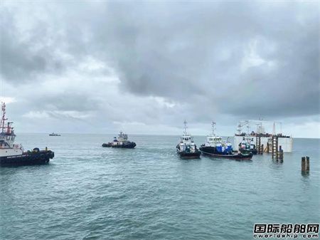 “振華34”輪幾內亞成功浮卸7艘工程船