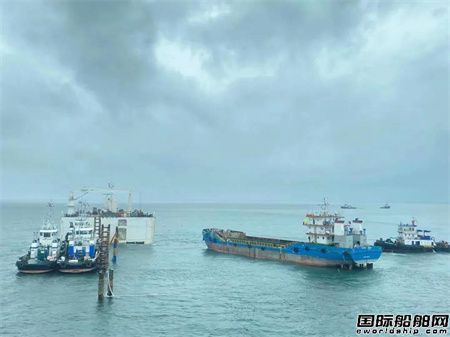 “振華34”輪幾內亞成功浮卸7艘工程船