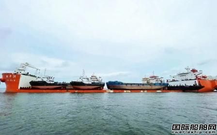 “振華34”輪幾內亞成功浮卸7艘工程船