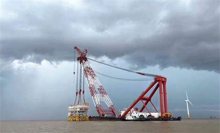 “新振浮7”輪完成奉賢海上升壓站上部組塊吊裝任務