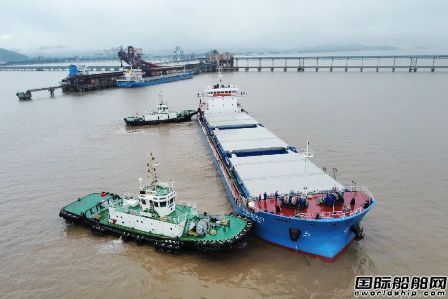 國內首制！兩艘長江中游特定航線江海直達散貨船啟航