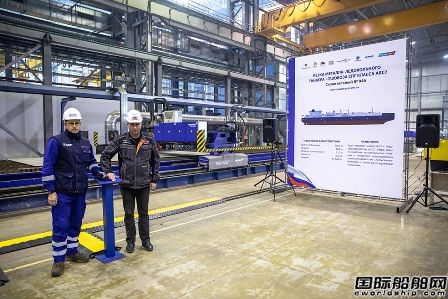 紅星造船廠建造第六艘Arc7破冰型LNG船切割鋼板