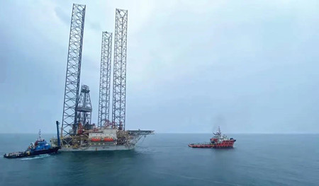 “振華34”輪沙特海域成功浮裝1座鉆井平臺(tái)