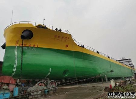 國內首艘綠色智能標準三峽130型散貨運輸示范船下水