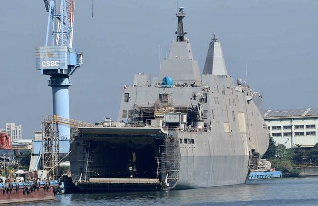 臺灣自造兩棲船塢運輸艦測試時進水