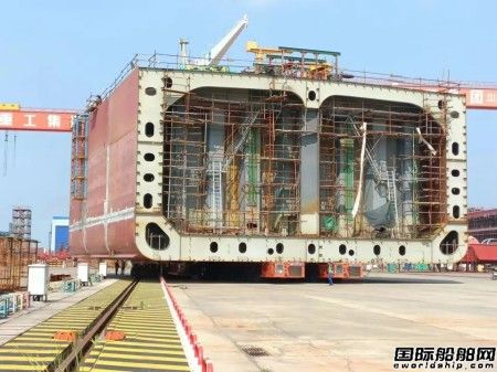 武船建造24000噸原油船2號船快速形成主船體