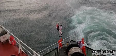 中遠海運能源“昆侖油206”輪成功救助11名遇險漁船船員