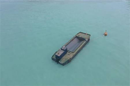 航通公司為秘魯錢(qián)凱港項(xiàng)目建造小型拋石船下水
