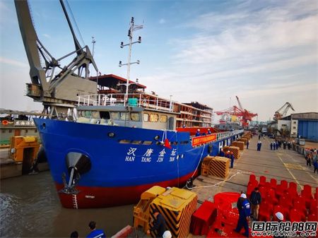 江南造船廠首制120TEU河海直達集裝箱船順利下水