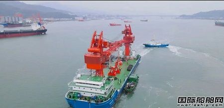 易和船舶重工建造起重船裝船出口