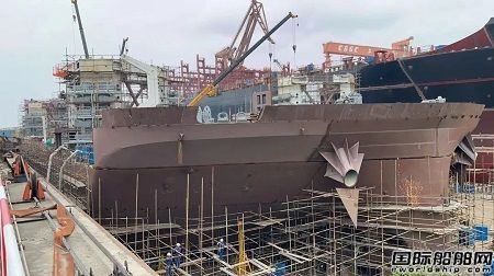 武漢船機總包華西海工1600T風電安裝平臺全船貫通下水在即