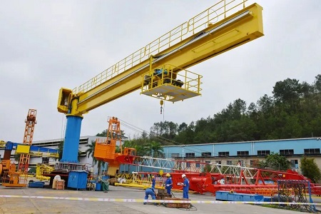 華南船機自主研制國內(nèi)首臺LNG挺桿起重機完成出廠試驗