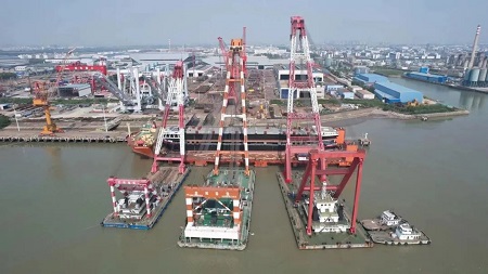 南通海事局高效保障今年最大駁船吊裝作業圓滿完成