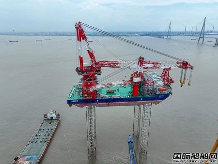 振華重工為中交海峰建造2500T風電安裝平臺完成全程抬升試驗