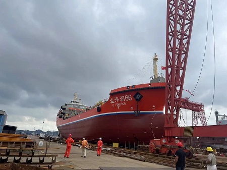 啟帆船舶建造國內首艘7000噸專業供油船下水