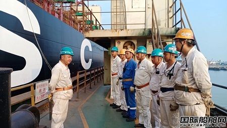 上海中遠海運重工峨眉山浮船塢完成兩船進出塢同步作業
