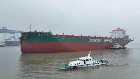 揚州海事助力國內最大內貿集裝箱船安全出塢