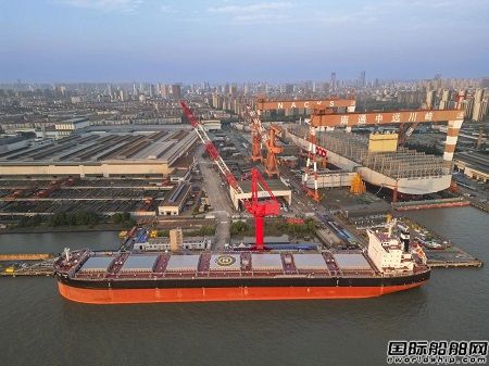 南通中遠海運川崎自主研發新型82000噸散貨船首制船命名交付
