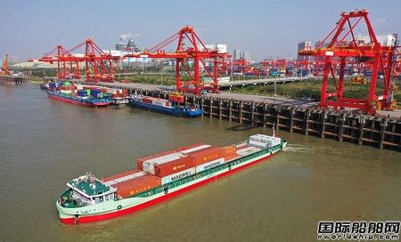全國(guó)首艘長(zhǎng)江支線換電電池動(dòng)力集裝箱船首航